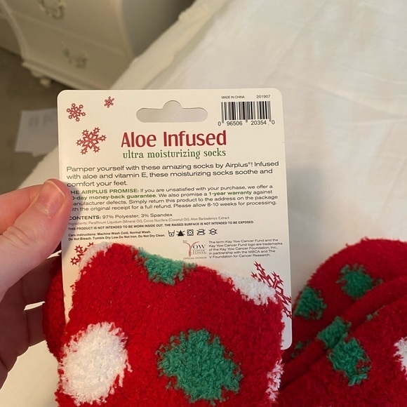 Christmas Aloe Fuzzy Socks - Picture 5 of 6